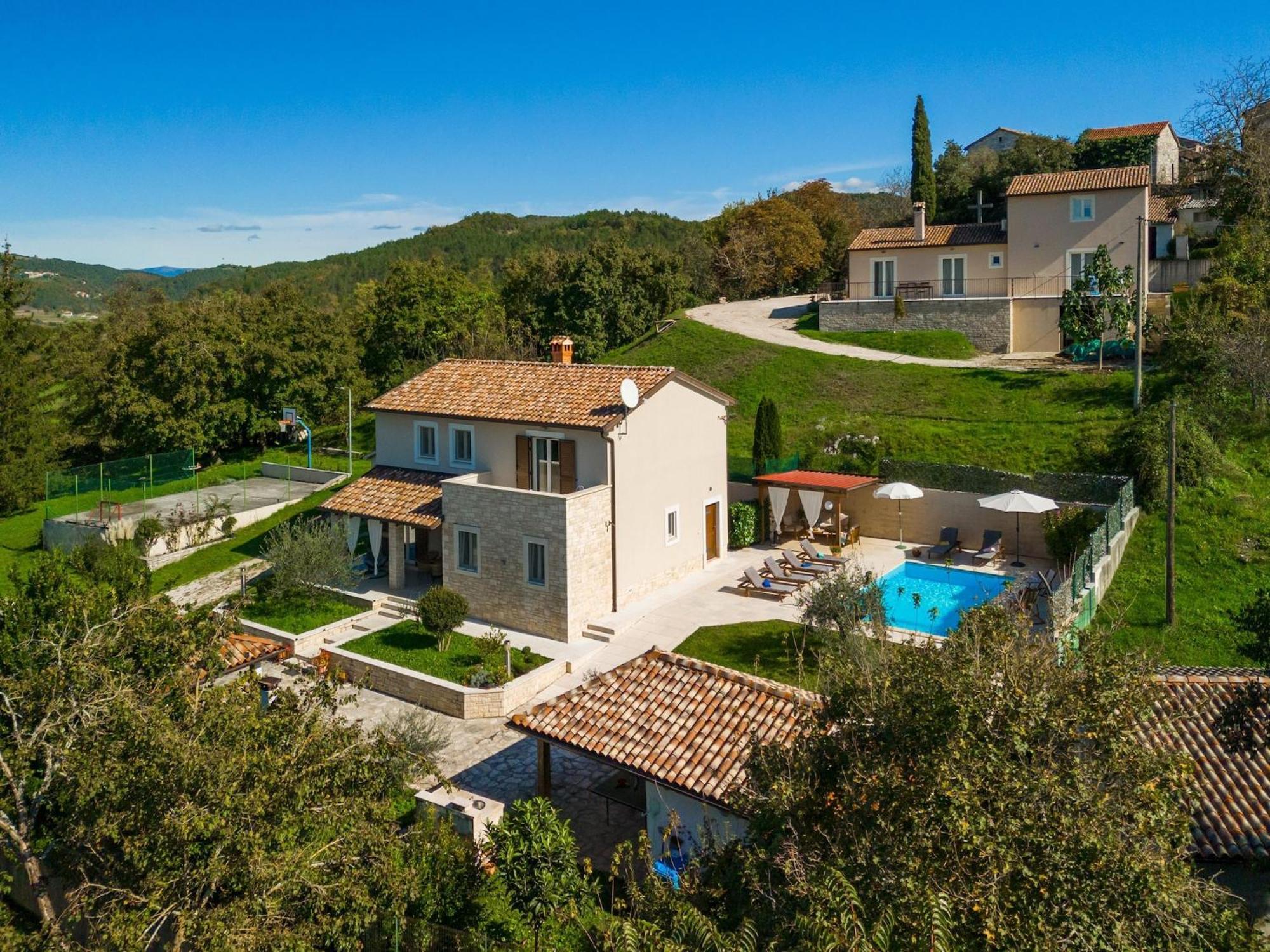 Charming With Swimming Pool And Garden